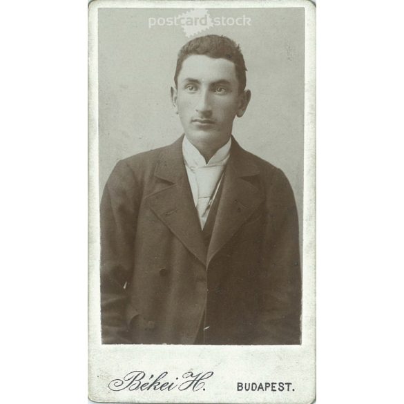 Early 1900s – Studio portrait of a young man. Produced by H. Békei’s photography studio in Budapest. Cabinet photo / hardback photo / business card, CDV photo. (2792180)