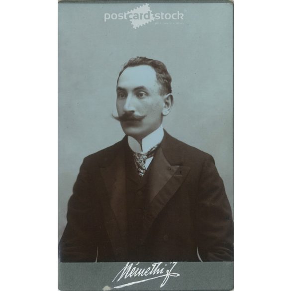 Early 1900s – Studio portrait of a middle-aged man. Produced by József Némethi’s photography studio in Debrecen. Cabinet photo / hardback photo / business card, CDV photo. (2792181)