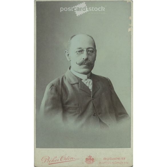 Early 1900s – Studio portrait of a middle-aged man. Produced by Ödön Békei’s photography studio in Budapest. Cabinet photo / hardback photo / business card, CDV photo. (2792183)