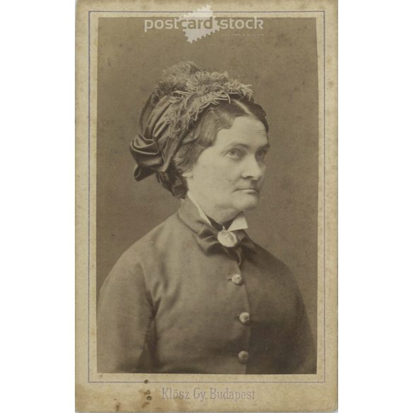 Early 1900s – Studio portrait of a middle-aged woman. It was made by the photography studio of György Klösz in Budapest. Cabinet photo / hardback photo / business card, CDV photo. (2792186)