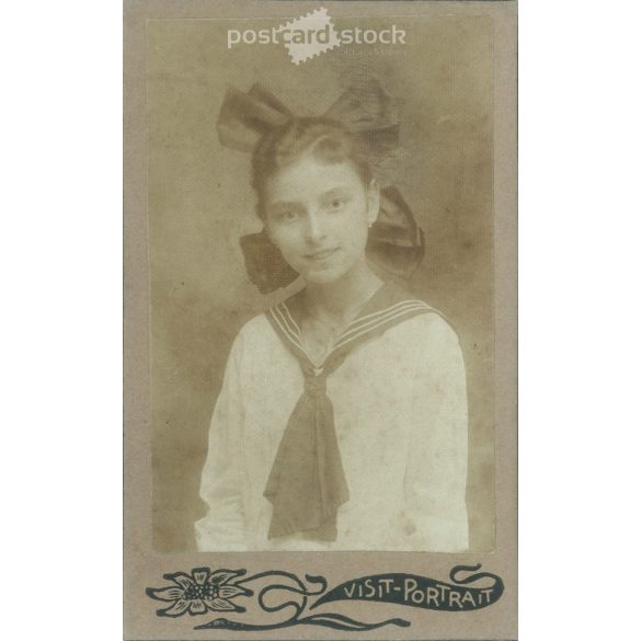 girl. Produced by Hinkó photography studio, Budapest, Kispesten. Cabinet photo / hardback photo / business card, CDV photo. (2792188)