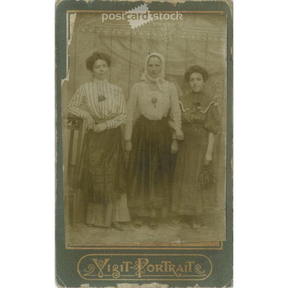 Early 1900s – Studio photo of young ladies, full length. It was made by Adria’s photography studio in Városliget, Budapest. Cabinet photo / hardback photo / business card, CDV photo. (2792189)