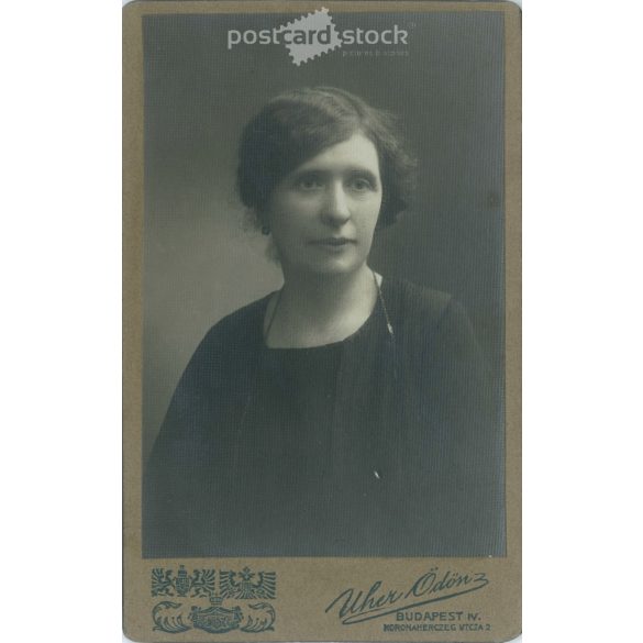 1922 – Studio portrait of a middle-aged woman. Produced by Ödön Uher’s photography studio in Budapest. Cabinet photo / hardback photo / business card, CDV photo. (2792190)