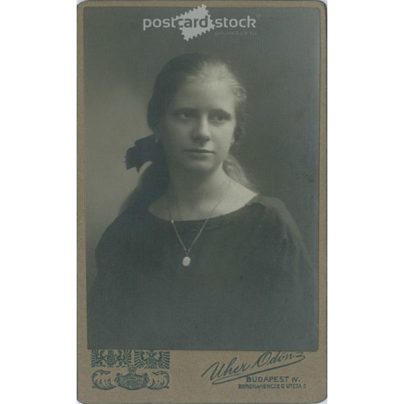 1922 – Studio portrait of a young woman. Produced by Ödön Uher’s photography studio in Budapest. Cabinet photo / hardback photo / business card, CDV photo. (2792191)