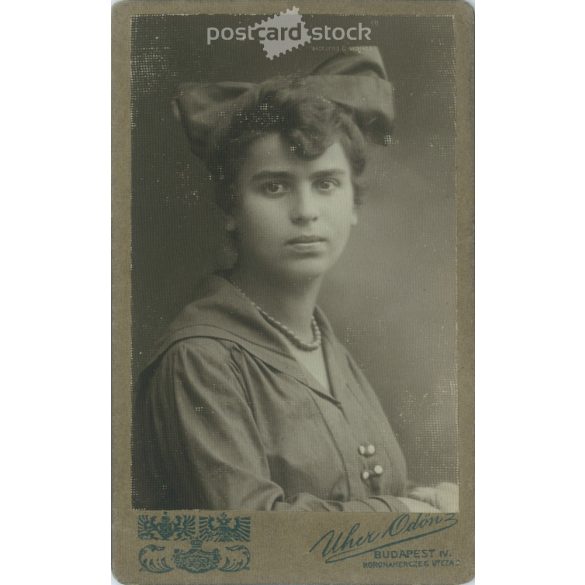 1920s – Studio portrait of a young woman. Produced by Ödön Uher’s photography studio in Budapest. Cabinet photo / hardback photo / business card, CDV photo. (2792192)