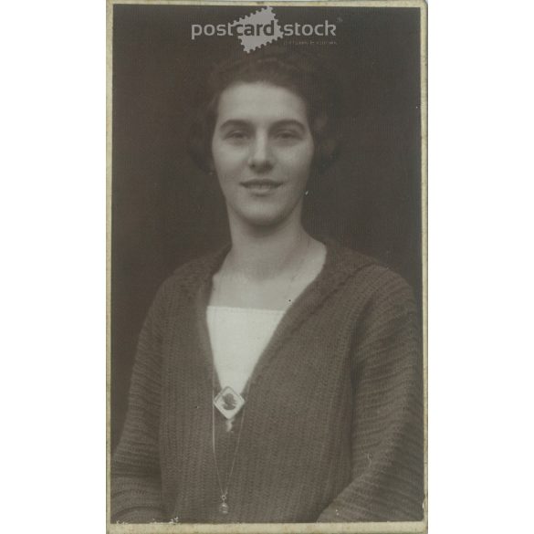 1920s – Studio portrait of a young woman. Maker unknown. Cabinet photo / hardback photo / business card, CDV photo. (2792193)