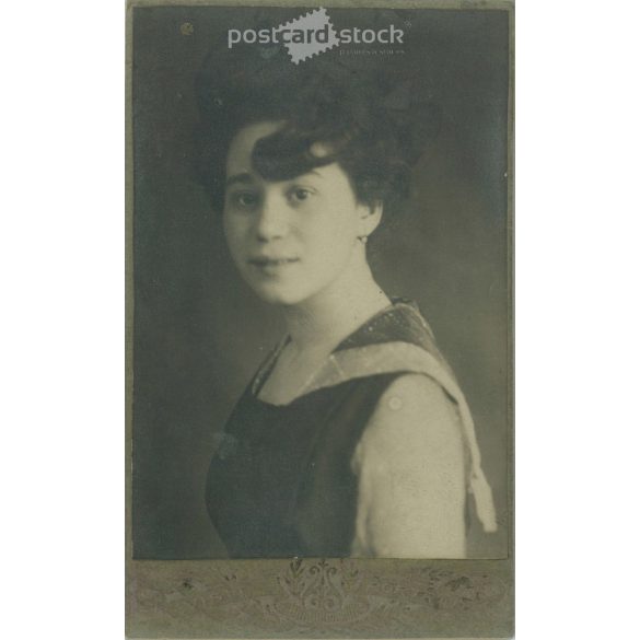 1920s – Studio portrait of a young woman. Its maker is unknown. Cabinet photo / hardback photo / business card, CDV photo. (2792195)