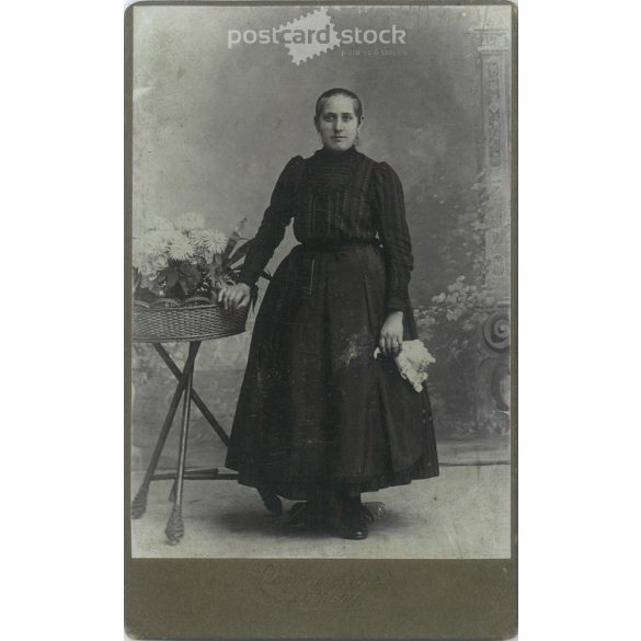 Early 1900s – Studio full-length photo of a young woman. It was made by Klomann N.’s photography studio in Esztergom. Cabinet photo / hardback photo / business card, CDV photo. (2792197)