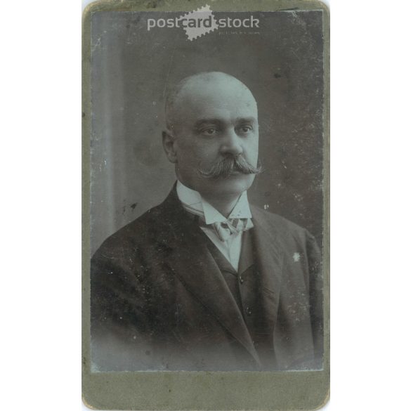 1910 – Studio portrait of a middle-aged, elegant gentleman, Artúr Grohmann. It was made by Leon H.’s photography studio in Budapest. Cabinet photo / hardback photo / business card, CDV photo. (2792198)