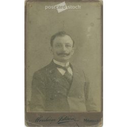   Early 1900s – Studio portrait of a middle-aged man. Produced by István Ábrahám’s photography studio in Miskolc. Cabinet photo / hardback photo / business card, CDV photo. (2792200)