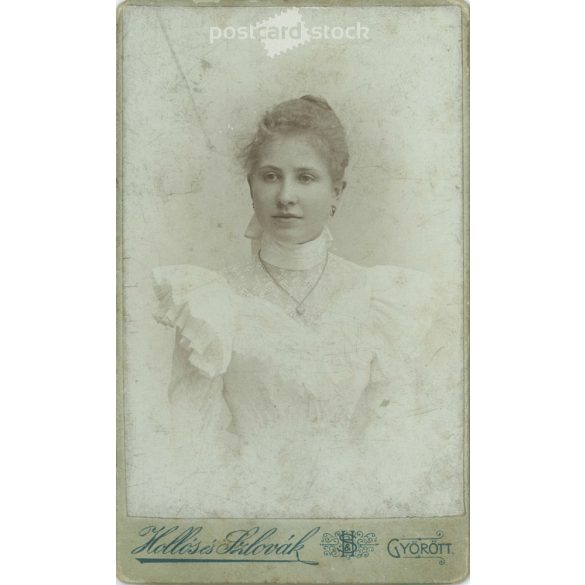 1898 – Studio photo of an elegant young woman. Made by Hollós and Szlovák, photography studio in Győr. Cabinet photo / hardback photo / business card, CDV photo. (2792203)