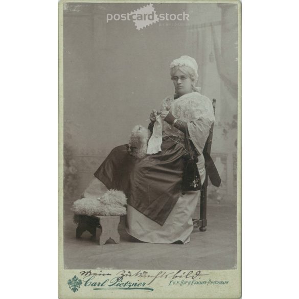 Early 1900s – Full-length studio photo of a middle-aged, elegant, knitting lady. Made by Carl Pietzner, photographic studio, Vienna. Cabinet photo / hardback photo / business card, CDV photo. (2792204)