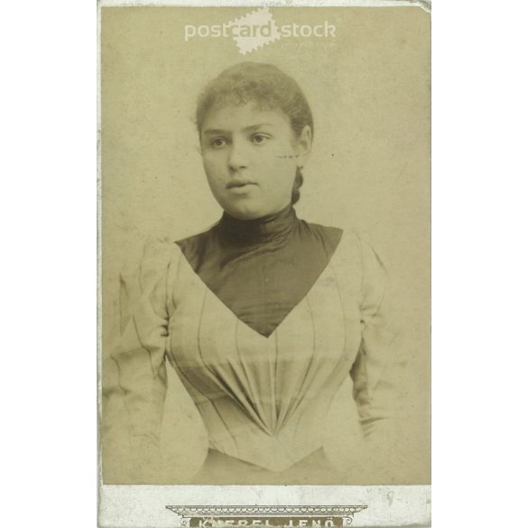 Early 1900s – Studio photo of an elegant young woman. Produced by Jenő Knebel, photography studio, Szombathely. Cropped photo. Cabinet photo / hardback photo / business card, CDV photo. (2792205)