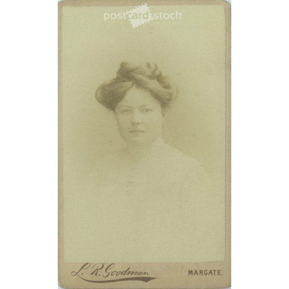 Late 1800s – Mariska Pászthory’s studio photo. Produced by the photographic studio of L. R. Goodman. Cabinet photo / hardback photo / business card, CDV photo. (2792207)