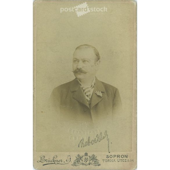 1907 – Studio portrait of a middle-aged man. It was made by J. Brückner’s photography studio in Sopron. Identity card. Cabinet photo / hardback photo / business card, CDV photo. (2792208)