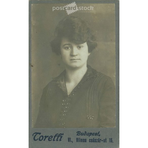 1921 – Studio photo of a young woman. Made by Torelli, photography studio, Budapest. Cabinet photo / hardback photo / business card, CDV photo. (2792209)