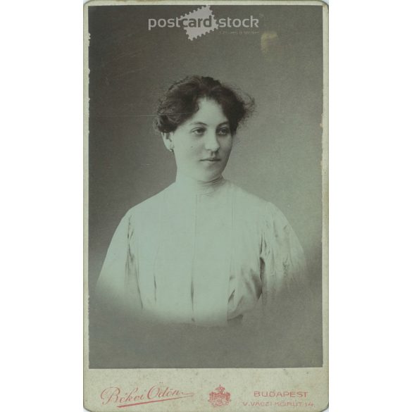 Early 1910s – Studio photo of a young woman. Produced by Ödön Békei’s photography studio in Budapest. Cabinet photo / hardback photo / business card, CDV photo. (2792210)