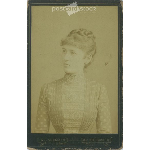 1886 – Studio photo of an elegant young woman. Produced by W. Langmann, photographic studio, Klostergarden. Cabinet photo / hardback photo / business card, CDV photo. (2792212)