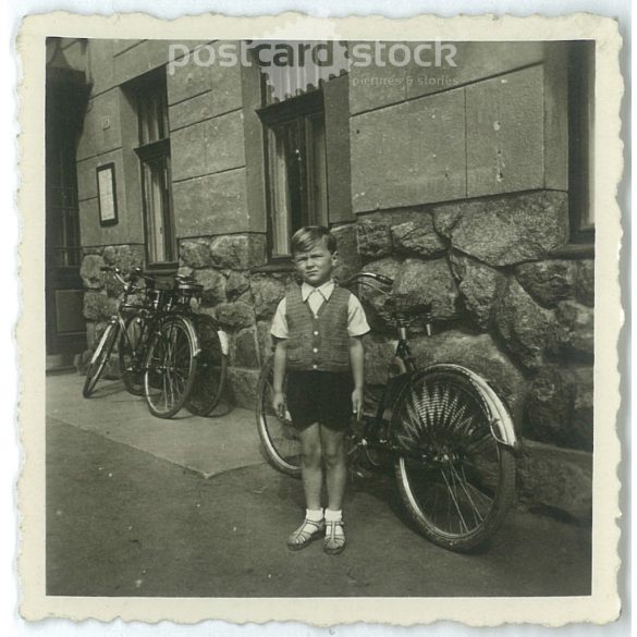 A little boy from the 1960s. The recording was made in Hungary. Original paper image. Manufacturer unknown. (2792217)