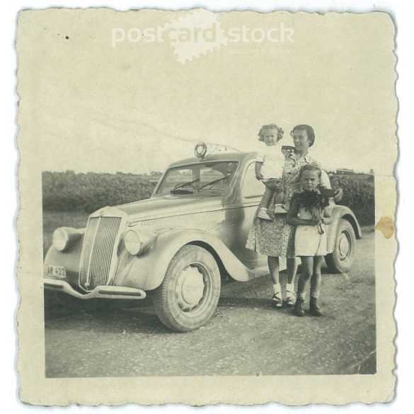 1930s. Mother with her daughters. Rest on the way. Original paper image. Its maker is unknown. (2792220)