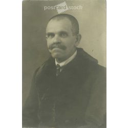   1920s. A wealthy man in a coat with a fur collar. Original paper image. Its maker is unknown. (2792227)