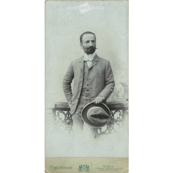 Early 1900s. Man with hat, studio shot. Produced by the photography studio of Emil Stöger, Vienna. Original cabinet photo / hardback photo / business card, CDV photo. (2792235)