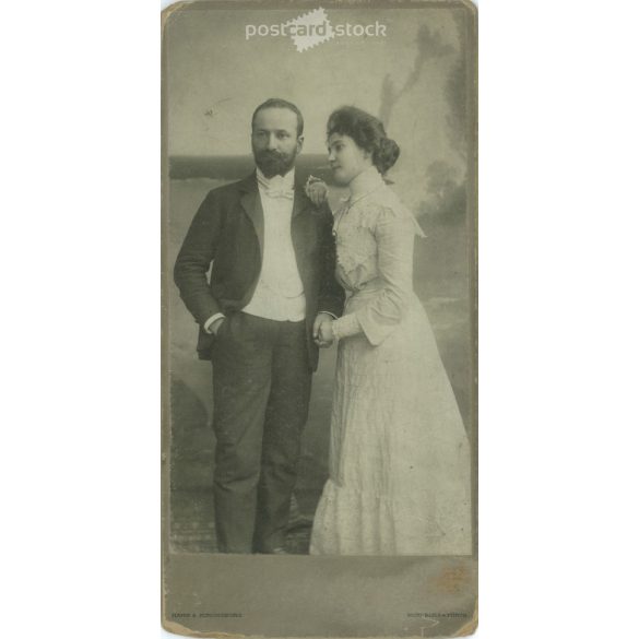 Early 1900s. Full-length studio shot of a married couple. Produced by Hahn Kirchgeorg’s photographic studio, Nuremberg. Original cabinet photo / hardback photo / business card, CDV photo. (2792236)