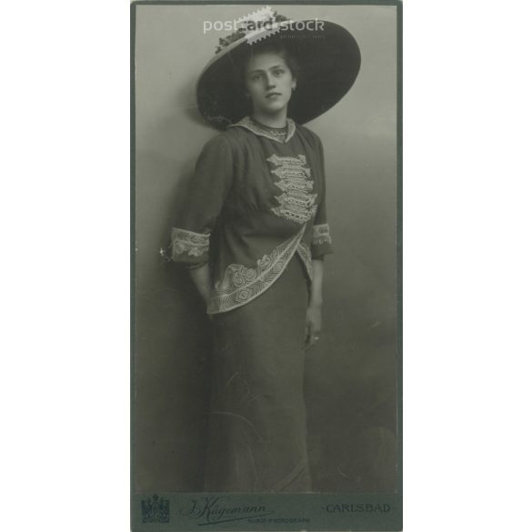 Early 1900s. Elegant young woman in hat and fashionable dress. Made by Kügemann, photographic studio, Carlsbad. Original cabinet photo / hardback photo / business card, CDV photo. (2792238)