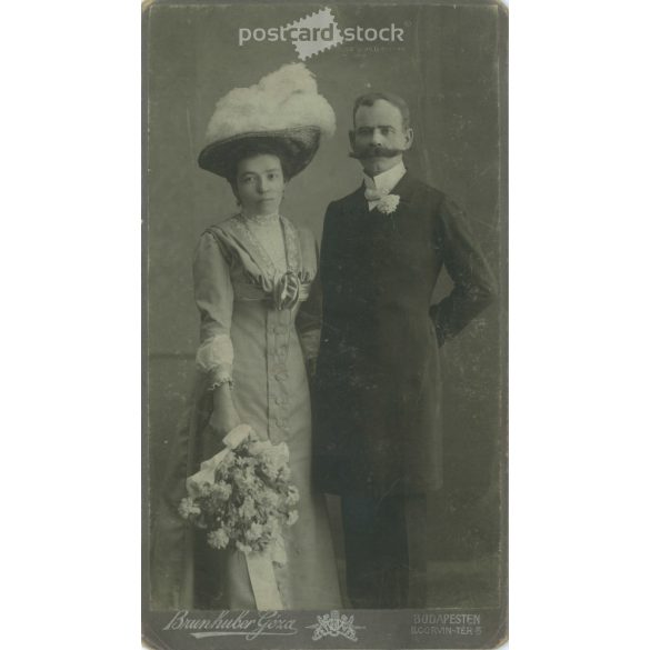 Early 1900s. Gáspárné Váradi and her husband, wedding photo. Géza Brunhuber, photography studio, Budapest. Original cabinet photo / hardback photo / business card, CDV photo. (2792240)