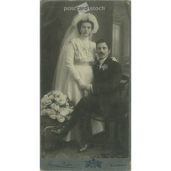 Early 1900s. Wedding photo, elegant couple with a bouquet of flowers, studio shot. Pasem Victor, photography studio, Budapest. Original cabinet photo / hardback photo / business card, CDV photo. (2792241)