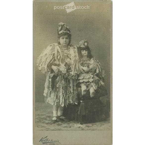 Early 1900s. Little girl and her toy doll dressed alike, studio shot. Successors of Károly Koller, photography studio, Budapest. Original cabinet photo / hardback photo / business card, CDV photo. (2792244)