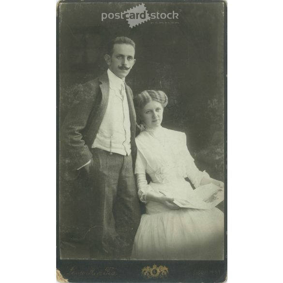 1910 – Studio photo of an elegant young couple. It was made in the photography studio of Leon H és Fia, Budapest. Original cabinet photo / hardback photo / business card, CDV photo. (2792247)