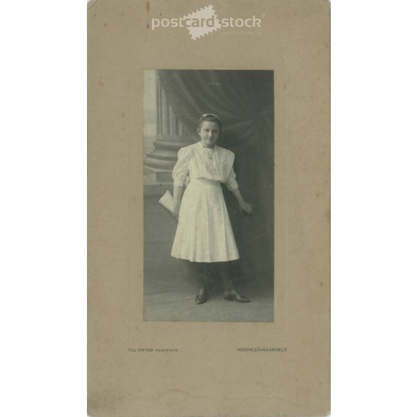 Early 1900s. Young girl in white dress, full length studio shot. Viktor Till’s art institute, Hódmezővásárhely. Original cabinet photo / hardback photo / business card, CDV photo. (2792248)