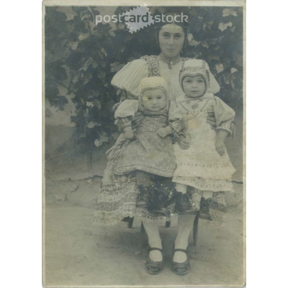 1910s. Young mother with her children, full length shot outdoors. Original paper image. Its maker is unknown. (2792249)