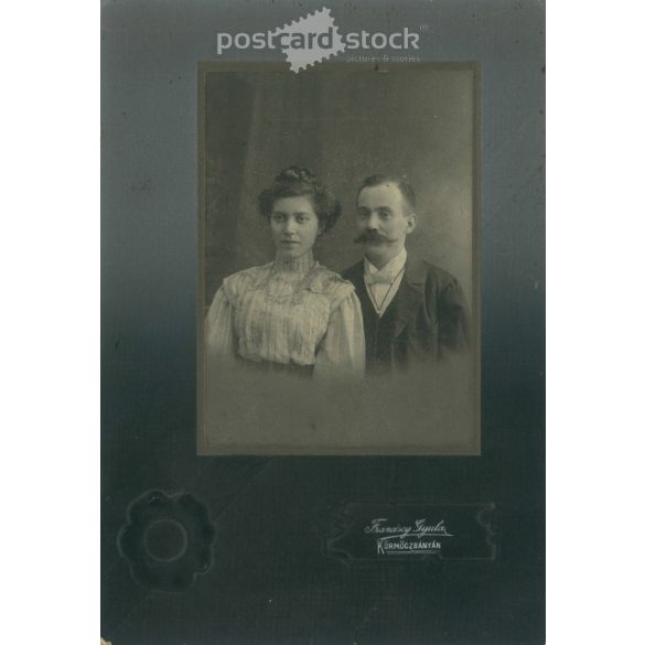 1910s. Young couple in elegant clothes, studio shot. It was taken in Gyula Franciscy’s photography studio in Körmöcbány. Original, cashiered paper image. (2792251)