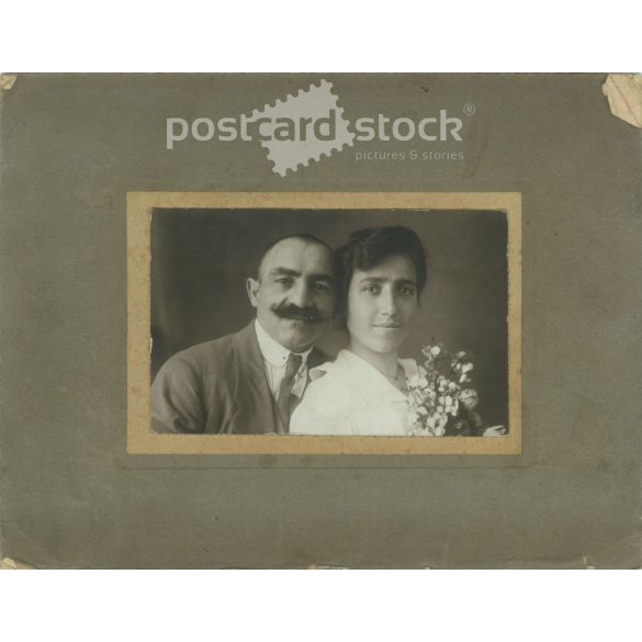 1910s. Wedding photo of a married couple. Its maker is unknown. Original, cashiered paper image. (2792255)