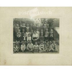   Class photo from 1933. I. B. The maker is unknown. Original, cashiered paper image, on embossed backboard. (2792256)