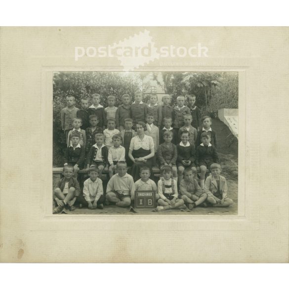 Class photo from 1933. I. B. The maker is unknown. Original, cashiered paper image, on embossed backboard. (2792256)