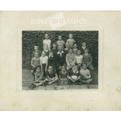   Class picture from 1935. ARC. A. Its maker is unknown. Original, cashiered paper image, on embossed backboard. (2792257)