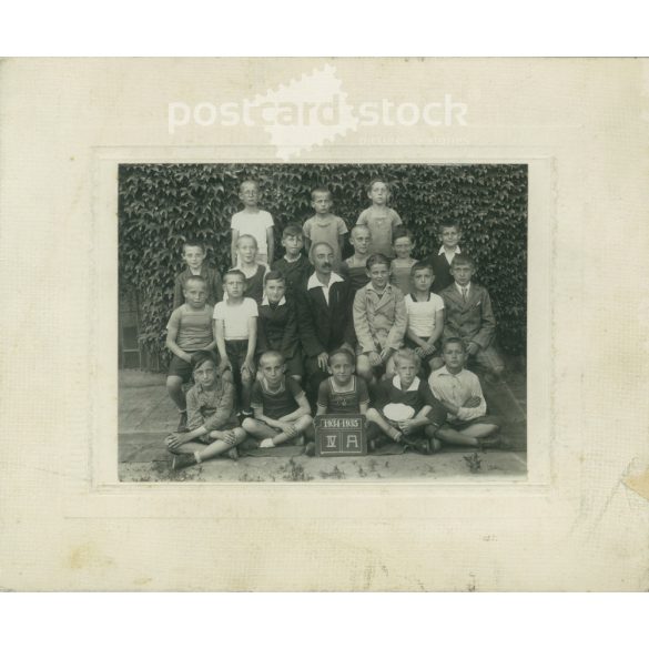 Class picture from 1935. ARC. A. Its maker is unknown. Original, cashiered paper image, on embossed backboard. (2792257)