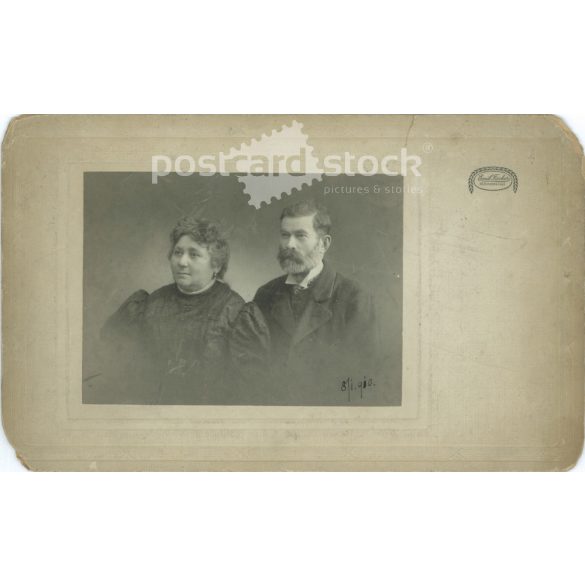 1910 - Portrait of a married couple. Emil Fischer’s photo studio, Hermannstadt (Nagyszeben). Its maker is unknown. Original, cashiered paper image. (2792259)