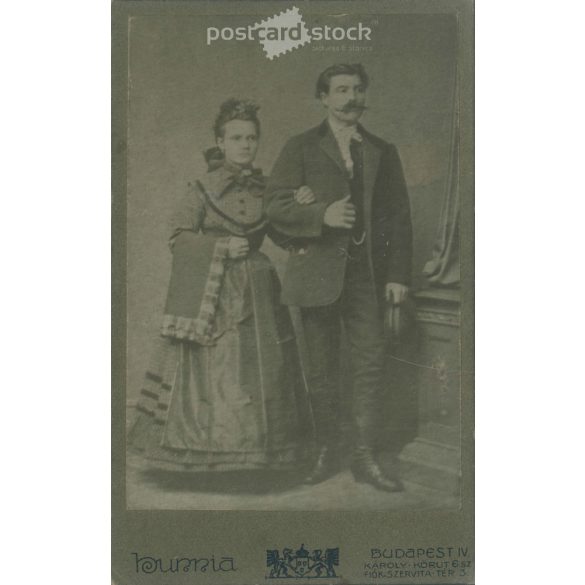 1910s. Full-length studio portrait of a married couple. Made in Hunnia’s photography studio, Budapest. Original cabinet photo / hardback photo / business card, CDV photo. (2792268)