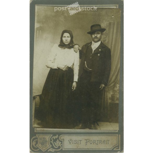 1910s. Studio portrait photo of a married couple. Its maker is unknown. Original cabinet photo / hardback photo / business card, CDV photo. (2792270)