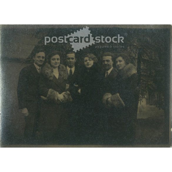 1920s. Group photo of young people outdoors. Its maker is unknown. Original paper image. (2792271)