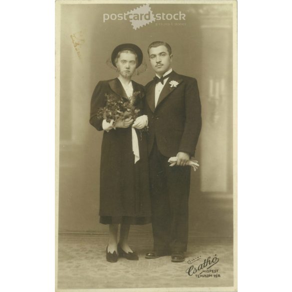 1940s. Wedding photo of a young couple. The photo, photo sheet, and postcard were made in Csathó’s artistic metal painting studio. Budapest, Kispest, Temple square. (2792275)