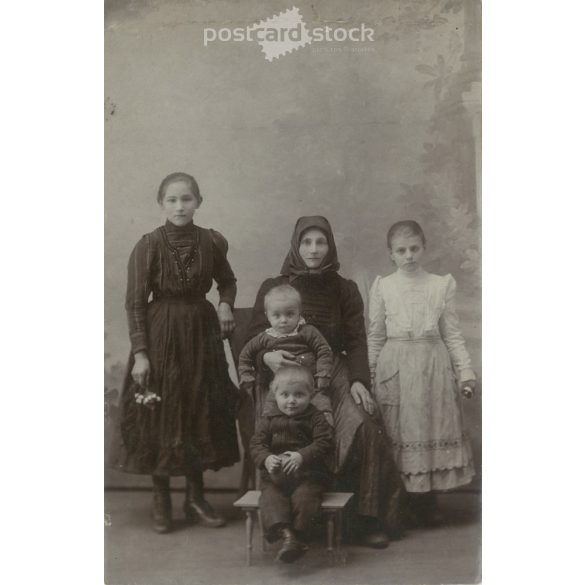 Early 1900s. Mother with children, studio shot. Its maker is unknown. Photo sheet, postcard. Original paper image. (2792279)