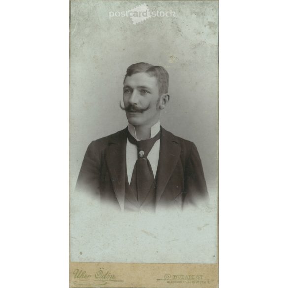 Early 1900s. Portrait of an unknown man. It was taken in Ödön Uher’s photography studio. Budapest. Original cabinet photo / hardback photo / business card, CDV photo. (2792281)