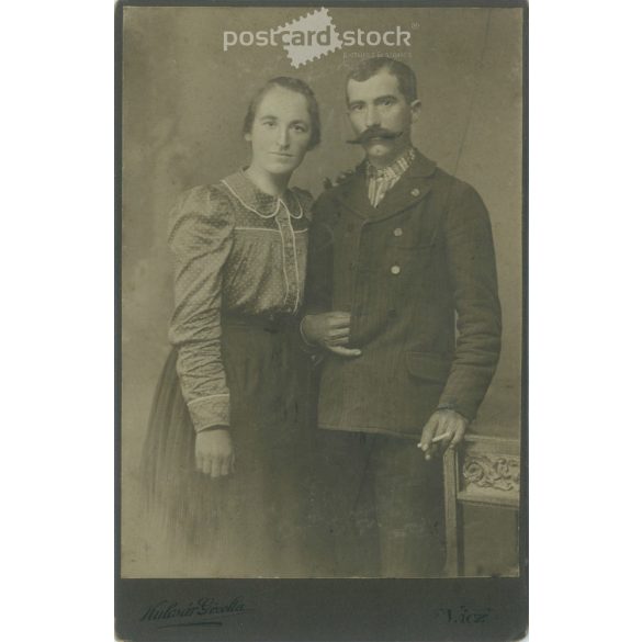 Late 1890s. Studio recording of an unknown couple. It was made in Gizella Kulcsár photography studio. In Vác. Original cabinet photo / hardback photo / business card, CDV photo. (2792282)