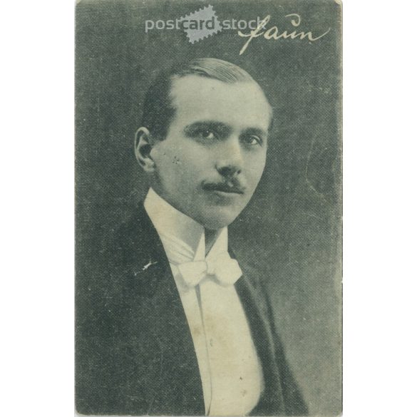 1928 – Studio portrait of an unknown, elegant, young man. It was made at the Fénynyomda és Grafikai Műinzetze, Budapest. Photo sheet, postcard. (2792285)