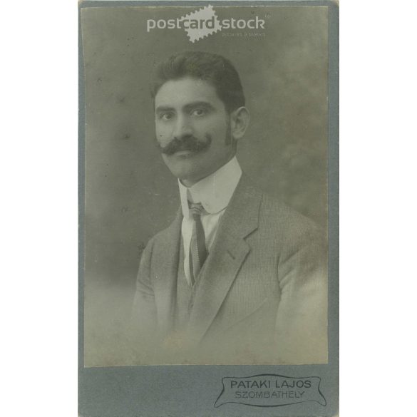 Early 1900s. Elegant, young man, portrait photo, identity unknown. The photo was taken in a photography studio by Lajos Pataki in Szombathely. Original cabinet photo / hardback photo / business card, CDV photo. (2792310)